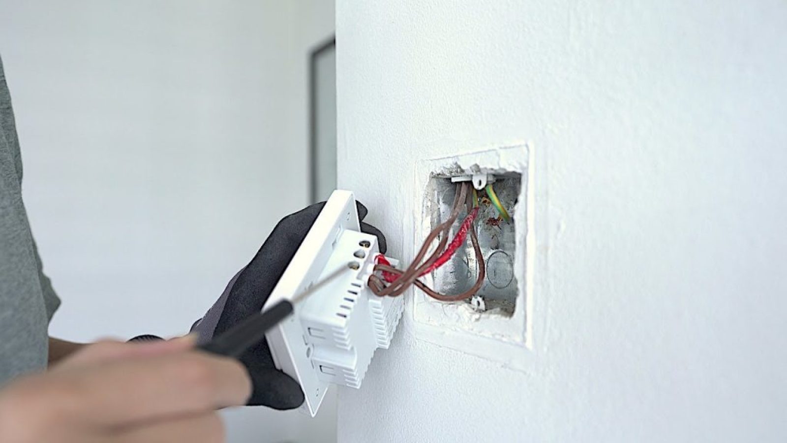 Sử dụng công tắc, ổ cắm và phích điện đúng cách